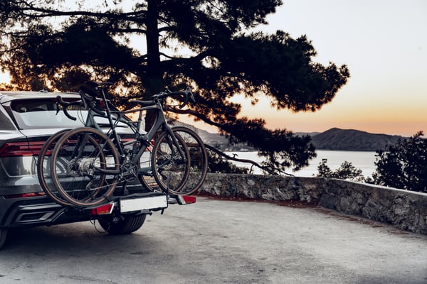 bicycles-mounted-on-car-near-beautiful-coastal-vie-2026-09-23-19-00-16-utc