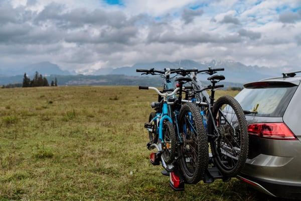 car-with-bike-racks-and-bicycles-at-autumn-meadow-2026-03-10-03-07-01-utc