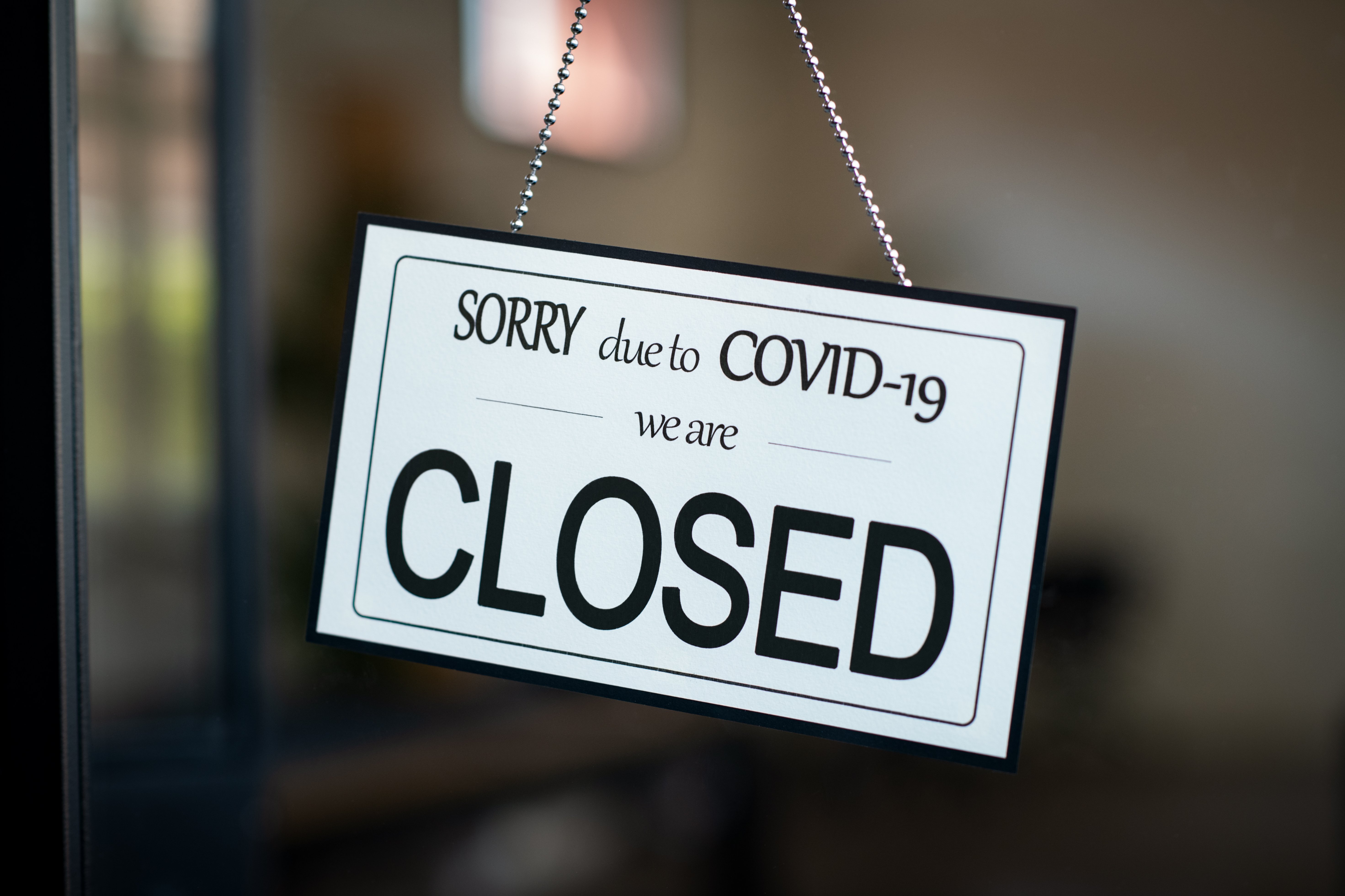 closed-sign-hanging-on-door-of-cafe-due-to-covid-1-8FWBYKK